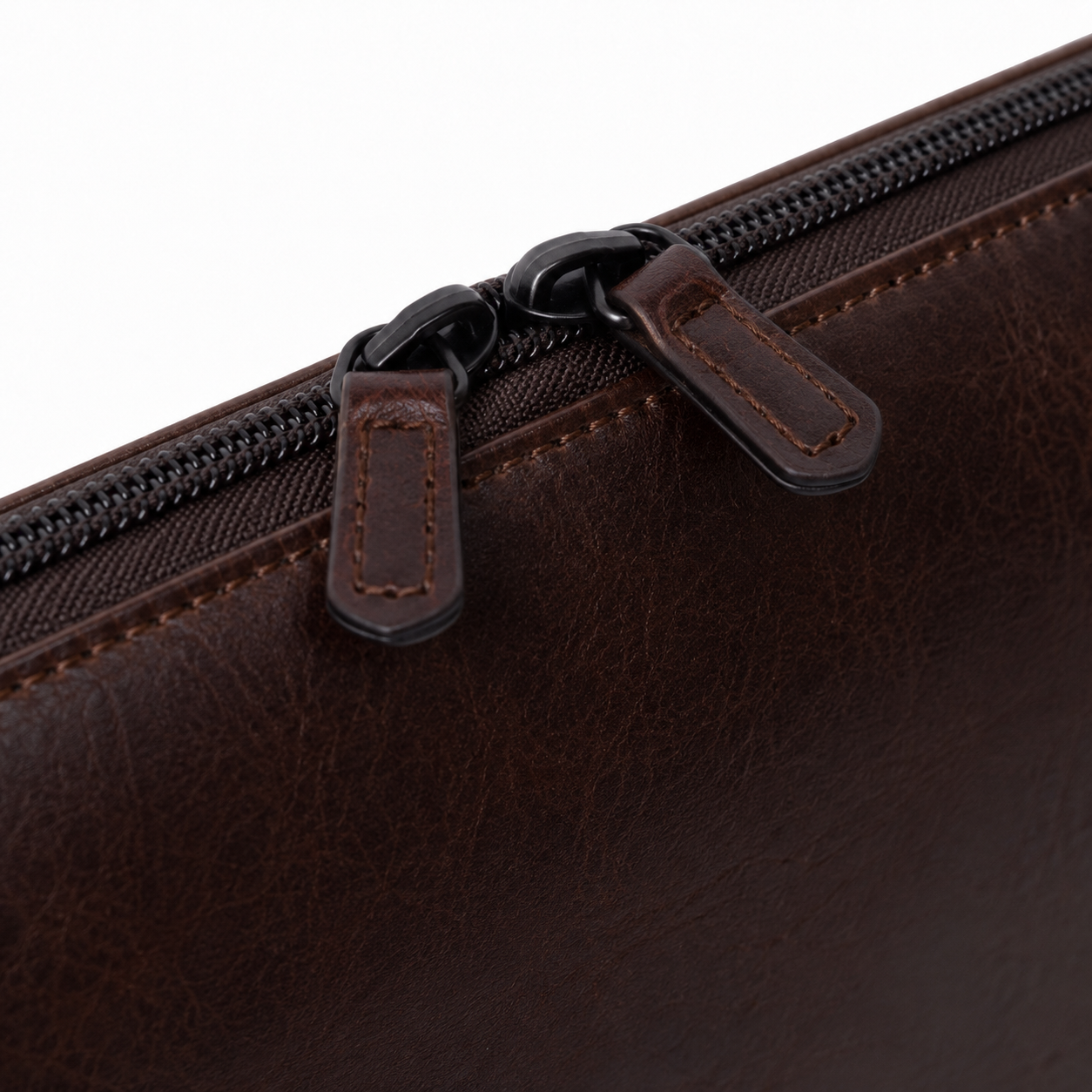 Elegancki design etui na laptopa w kolorze brązowym.