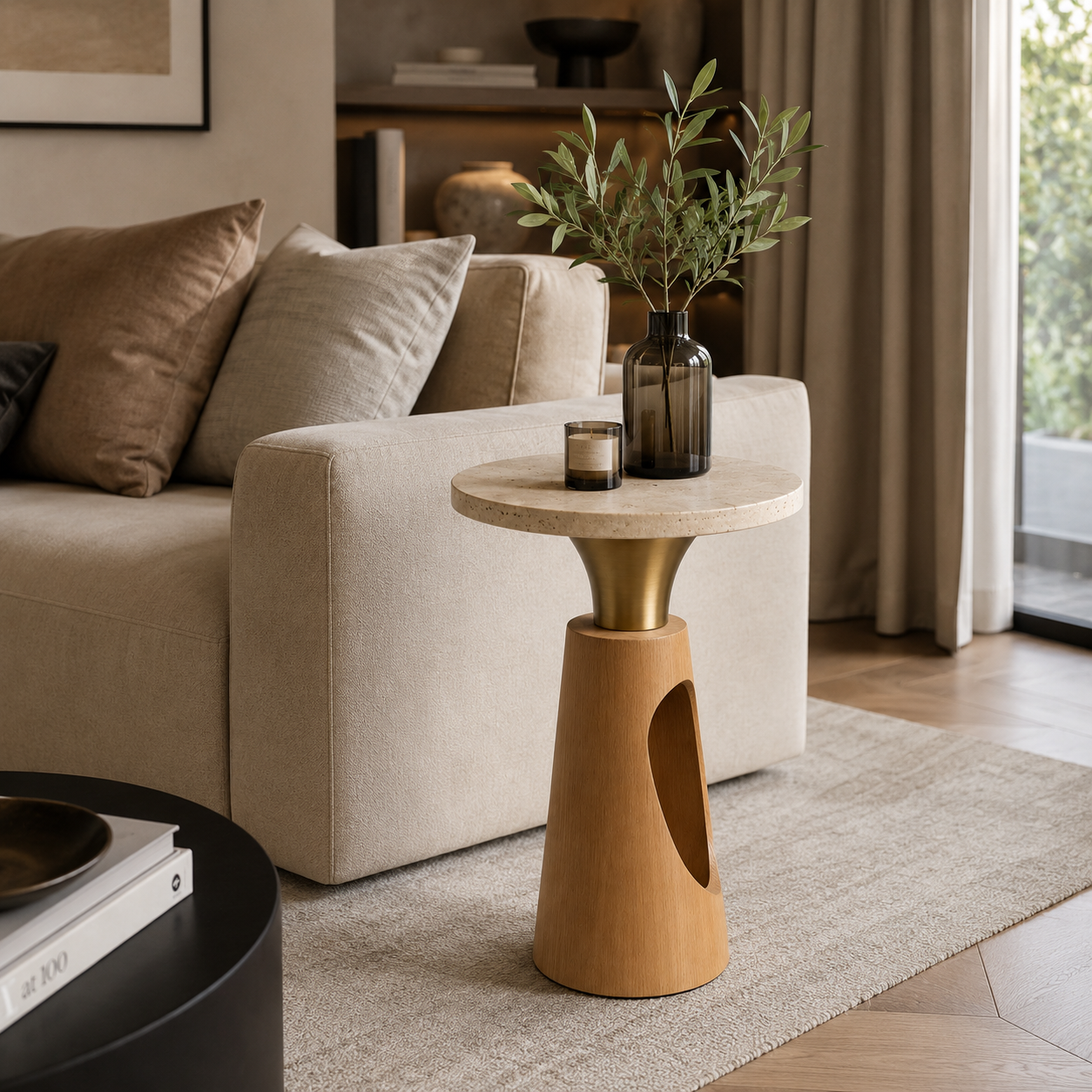 Okrągły Stolik Pomocniczy z Kamiennym Blatem i Rzeźbioną Drewnianą Podstawą w Stylu Modern Luxury