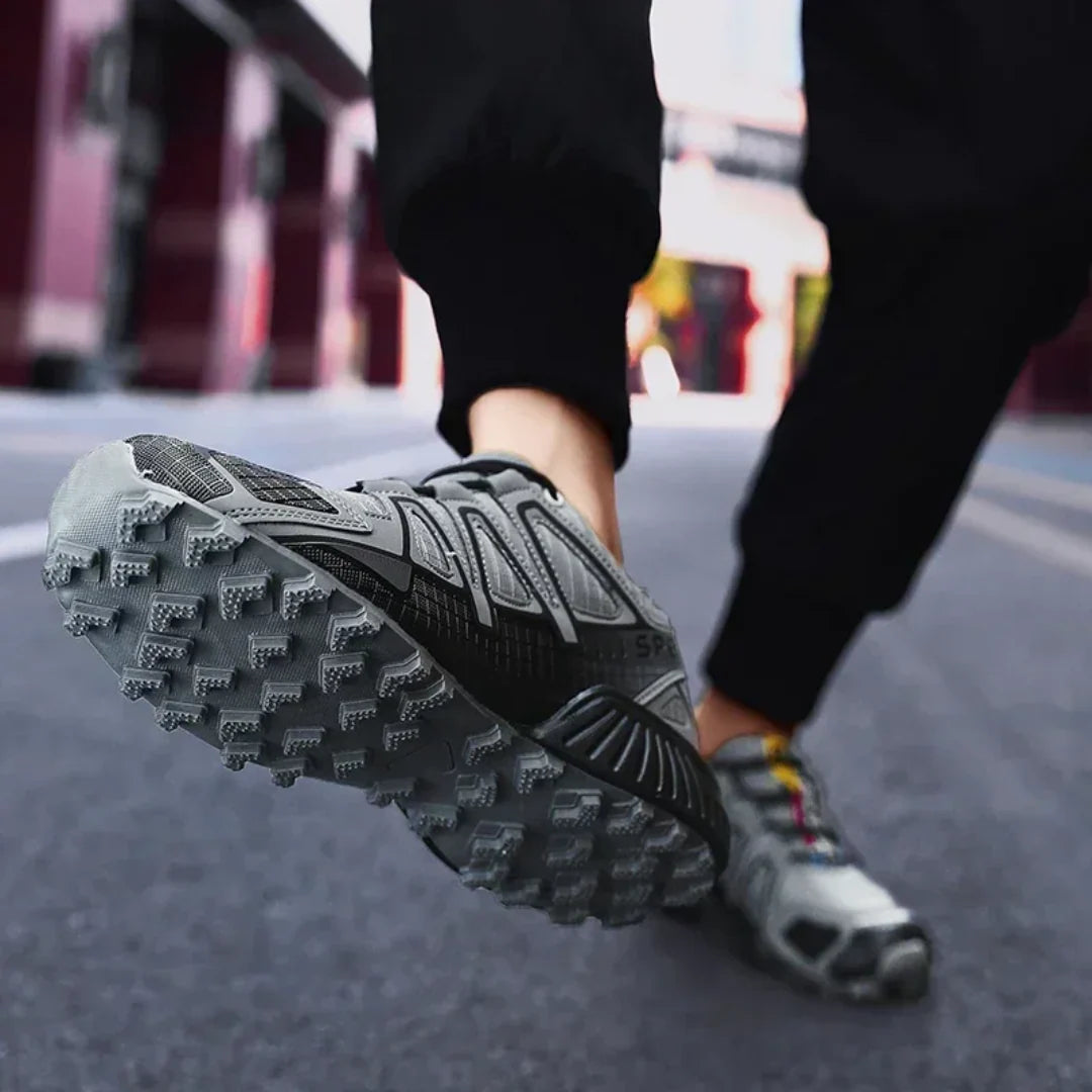 Buty SpeedCross IV w akcji – biegacz na technicznym szlaku górskim