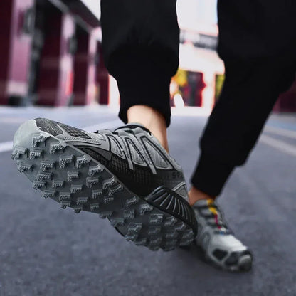 Buty SpeedCross IV w akcji – biegacz na technicznym szlaku górskim