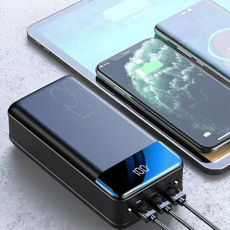 Kompaktowy powerbank TitanCharge 100 000 mAh w dłoni użytkownika
