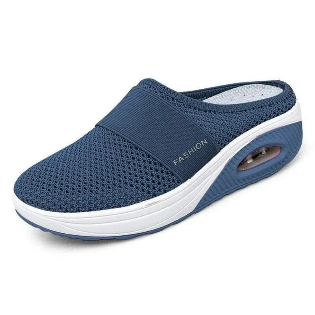Osoba nosząca OrthoAir™ podczas spaceru, prezentująca komfort i styl