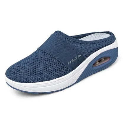 Osoba nosząca OrthoAir™ podczas spaceru, prezentująca komfort i styl