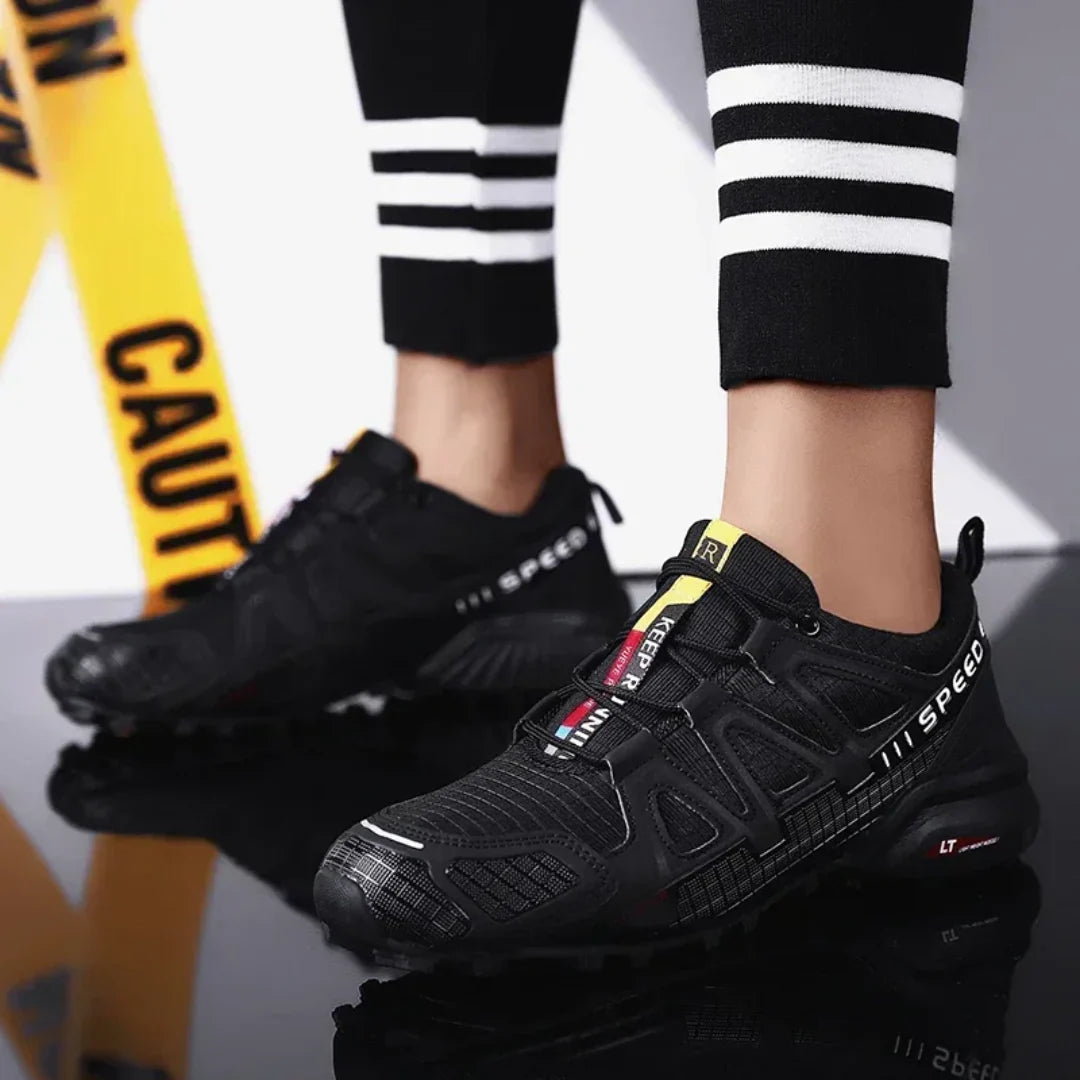 Buty trailowe SpeedCross IV w kolorze niebieskim na szlaku górskim