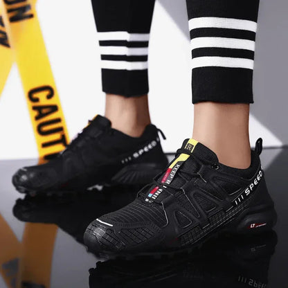 Buty trailowe SpeedCross IV w kolorze niebieskim na szlaku górskim